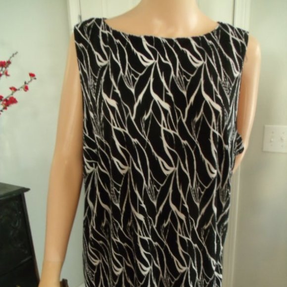 Theo - 2X Black n White Ribbed Sleeveless Blouse - Picture 2 of 5